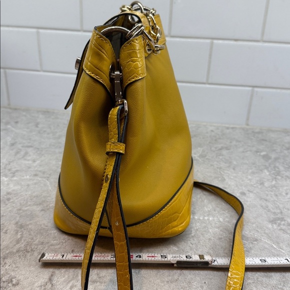 Topshop Yellow Crossbody bag with detatchable Chain and Strap Handles. - Picture 3 of 9